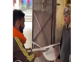 ഗാസിയാബാദില്‍ വാളുകള്‍ വിതരണം ചെയ്ത ആറ് ഹിന്ദു രക്ഷാ ദള്‍ പ്രവര്‍ത്തകര്‍ അറ...