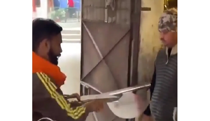 ഗാസിയാബാദില് വാളുകള് വിതരണം ചെയ്ത ആറ് ഹിന്ദു രക്ഷാ ദള് പ്രവര്ത്തകര് അറസ്റ്റില് ഗാസിയാബാദില് വാളുകള് വിതരണം ചെയ്ത ആറ് ഹിന്ദു രക്ഷാ ദള് പ്രവര്ത്തകര് അറസ്റ്റില്