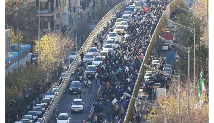 വിലക്കയറ്റവും പ്രതിഷേധവും: ഇറാനില് ഭരണകൂടം പിടിമുറുക്കുമ്പോള് രാജ്യം അപ്രത്യക്ഷമായി അടച്ചുപൂട്ടുന്നു വിലക്കയറ്റവും പ്രതിഷേധവും: ഇറാനില് ഭരണകൂടം പിടിമുറുക്കുമ്പോള് രാജ്യം അപ്രത്യക്ഷമായി അടച്ചുപൂട്ടുന്നു