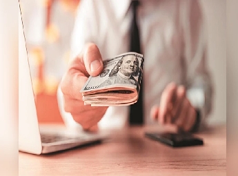 അമേരിക്കയില്‍ നിന്ന് പണമയക്കാന്‍ ഇനി നികുതി; കുടിയേറ്റക്കാര്‍ക്ക് 1% 'റിമിറ്റന്‍സ് ടാക്‌സ്' പ്രാബല്യത്തില്‍