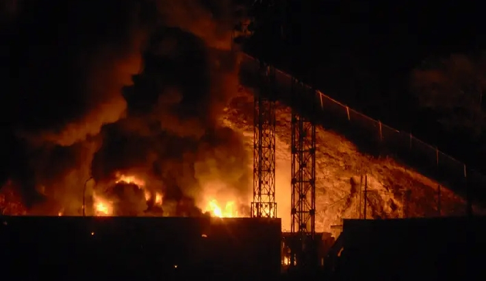 വെനിസ്വേലയെ ലക്ഷ്യമിട്ട് യുഎസ് ആക്രമണം; കാരക്കാസില് സ്ഫോടനങ്ങള്, മഡൂറോയെ പിടികൂടിയതായി ട്രംപിന്റെ അവകാശവാദം വെനിസ്വേലയെ ലക്ഷ്യമിട്ട് യുഎസ് ആക്രമണം; കാരക്കാസില് സ്ഫോടനങ്ങള്, മഡൂറോയെ പിടികൂടിയതായി ട്രംപിന്റെ അവകാശവാദം