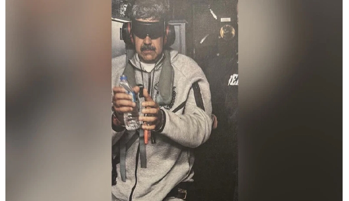 യുഎസ് യുദ്ധക്കപ്പലില് കൈക്കെട്ടിയ വെനിസ്വേലന് പ്രസിഡന്റിന്റെ ചിത്രം പുറത്തുവിട്ട് ട്രംപ് യുഎസ് യുദ്ധക്കപ്പലില് കൈക്കെട്ടിയ വെനിസ്വേലന് പ്രസിഡന്റിന്റെ ചിത്രം പുറത്തുവിട്ട് ട്രംപ്