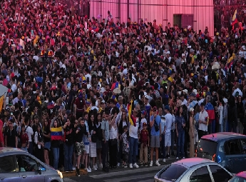 യുഎസ് സൈന്യം പിടികൂടിയ മഡൂറോയെ ന്യൂയോര്‍ക്കില്‍ എത്തിച്ചു; അമേരിക്കയിലും പ്രതിഷേധം