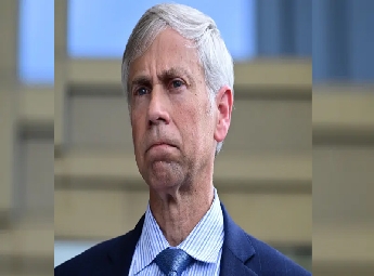 അസാഞ്ചിനെ മോചിപ്പിച്ച നിയമപോരാളി ഇനി മഡൂറോയുടെ വക്കീല്‍; ബാരി പൊള്ളാക്ക് യുഎസ് കോടതിയില്‍