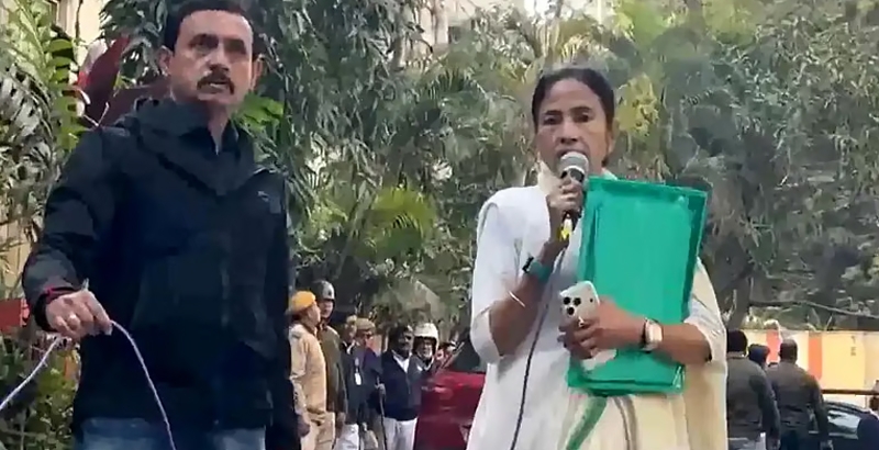 ഇ ഡി റെയ്ഡ് നടക്കുന്ന സ്ഥലത്തെത്തി മമത ബാനര്‍ജിയുടെ പ്രതിഷേധം