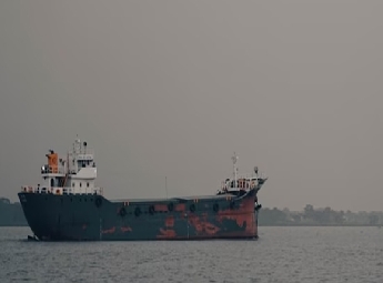 യു എസ് പിടിച്ചെടുത്ത റഷ്യന്‍ പതാകയുള്ള എണ്ണ കപ്പലില്‍ മൂന്ന് ഇന്ത്യക്കാര്‍ ഉള്‍പ്പെടെ 28 ജീവനക്കാര്‍