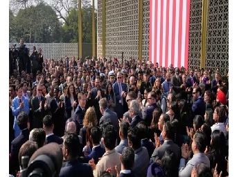 \'ഹോള്‍ഡ് ഓണ്‍, ഐം കോമിന്‍\' പാട്ടിന്റെ താളത്തില്‍ ഡല്‍ഹിയില്‍ ഗോര്‍; ട്രംപ...