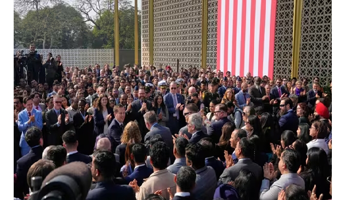 'ഹോള്ഡ് ഓണ്, ഐം കോമിന്' പാട്ടിന്റെ താളത്തില് ഡല്ഹിയില് ഗോര്; ട്രംപ്മോഡി സൗഹൃദം യഥാര്ത്ഥമെന്ന് യുഎസ് ദൂതന് 'ഹോള്ഡ് ഓണ്, ഐം കോമിന്' പാട്ടിന്റെ താളത്തില് ഡല്ഹിയില് ഗോര്; ട്രംപ്മോഡി സൗഹൃദം യഥാര്ത്ഥമെന്ന് യുഎസ് ദൂതന്
