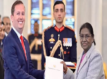 യു എസ് അംബാസഡര്‍ സെര്‍ജിയോ ഗോര്‍ ഇന്ത്യയുടെ രാഷ്ട്രപതിക്ക് അധികാരപത്രങ്ങള്‍...