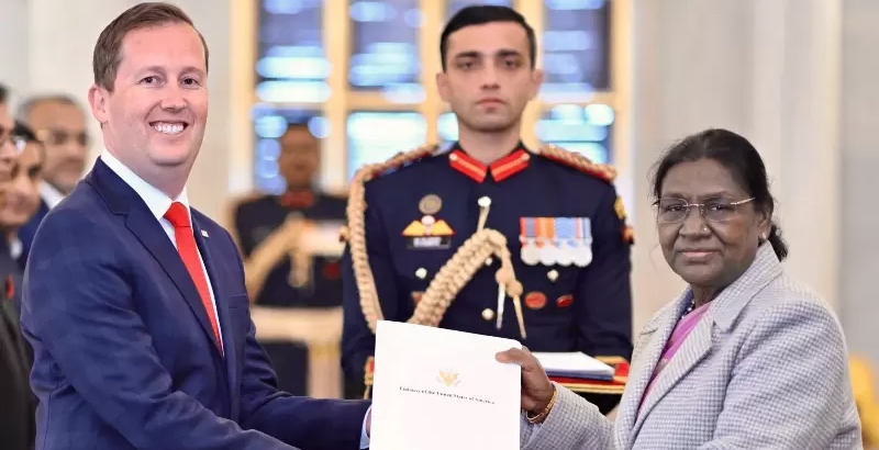 യു എസ് അംബാസഡര്‍ സെര്‍ജിയോ ഗോര്‍ ഇന്ത്യയുടെ രാഷ്ട്രപതിക്ക് അധികാരപത്രങ്ങള്‍ സമര്‍പ്പിച്ചു
