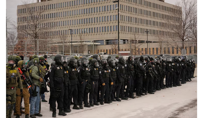 മിനിയാപൊളിസിൽ ഐസിഇ കസ്റ്റഡിയിലുള്ളവർക്ക് നിയമസഹായം നിഷേധിക്കുന്നുവെന്ന് അഭിഭാഷകർ; ആരോപണം തള്ളി ഡിഎച്ച്എസ്