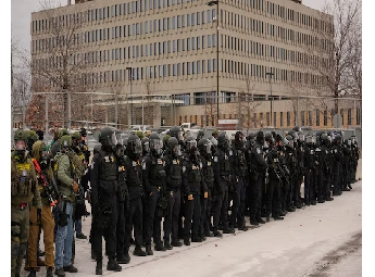 മിനിയാപൊളിസിൽ ഐസിഇ കസ്റ്റഡിയിലുള്ളവർക്ക് നിയമസഹായം നിഷേധിക്കുന്നുവെന്ന് അഭിഭാഷകർ; ആരോപണം തള്ളി ഡിഎച്ച്എസ്
