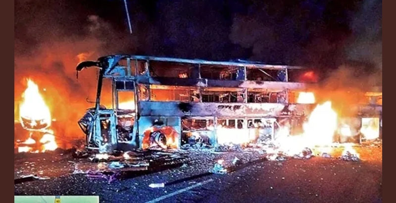 ആന്ധ്രയിൽ ബസും ലോറിയും കൂട്ടിയിടിച്ച് തീപിടിച്ചു; മൂന്ന് പേർ വെന്തുമരിച്ചു, പത്തോളം പേർക്ക് പരിക്ക്