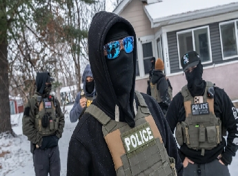 ന്യായാധിപരുടെ വാറണ്ടില്ലാതെ ഐസിഇ ഉദ്യോഗസ്ഥര്‍ക്ക് വീടുകളില്‍ ബലമായി കയറാന്‍ നിര്‍ദ്ദേശം