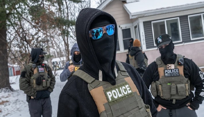 ന്യായാധിപരുടെ വാറണ്ടില്ലാതെ ഐസിഇ ഉദ്യോഗസ്ഥര്‍ക്ക് വീടുകളില്‍ ബലമായി കയറാന്‍ നിര്‍ദ്ദേശം