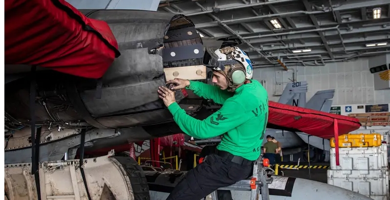 ഇറാൻ സംഘർഷത്തിനിടെ യുഎസ് വിമാനവാഹിനി മിഡിൽ ഈസ്റ്റിൽ; സൈനിക സന്നാഹം ശക്തമാക്കി വാഷിംഗ്ടൺ