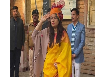 റിപ്പബ്ലിക് ദിനത്തില്‍ വൈറലായി കലക്ടര്‍ ടിനാ ഡാബിയുടെ സല്യൂട്ട്