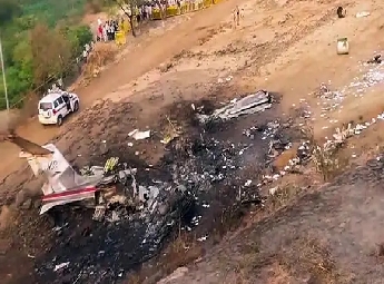 ബറാമതിയില്‍ വിമാനം തകര്‍ന്നത് ലാന്‍ഡിംഗ് അനുമതിക്ക് തൊട്ടുപിന്നാലെയെന്ന് സി...