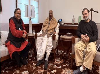 ഖാര്‍ഗെയും രാഹുല്‍ ഗാന്ധിയുമായി തരൂര്‍ കൂടിക്കാഴ്ച നടത്തി