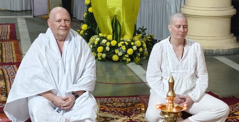 അമേരിക്കന്‍ പൈലറ്റ് പ്രൊഫസര്‍ ബ്രൂസ് റസലും  ശിഷ്യ എഡ്രിയാനും ശ്രീനാരായണ ഗുരു സന്യാസ പരമ്പരയില്‍