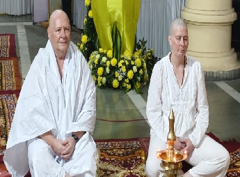 അമേരിക്കന്‍ പൈലറ്റ് പ്രൊഫസര്‍ ബ്രൂസ് റസലും  ശിഷ്യ എഡ്രിയാനും ശ്രീനാരായണ ഗുരു സന്യാസ പരമ്പരയില്‍