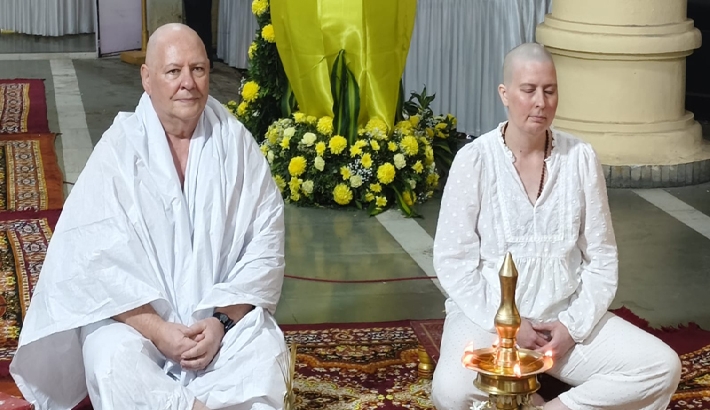 അമേരിക്കന്‍ പൈലറ്റ് പ്രൊഫസര്‍ ബ്രൂസ് റസലും  ശിഷ്യ എഡ്രിയാനും ശ്രീനാരായണ ഗുരു സന്യാസ പരമ്പരയില്‍