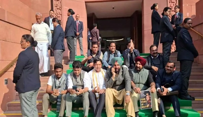 ഡീന്‍ കുര്യാക്കോസും ഹൈബി ഈഡനും ഉള്‍പ്പെടെ എട്ട് എം പിമാര്‍ക്ക് സസ്‌പെന്‍ഷന്‍