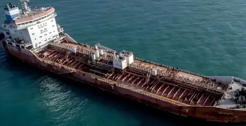 ഇന്ധനക്കടത്ത് ആരോപണം: വിദേശ ക്രൂവുള്ള രണ്ട് എണ്ണക്കപ്പലുകള്‍ ഐ ആര്‍ ജി സി പ...