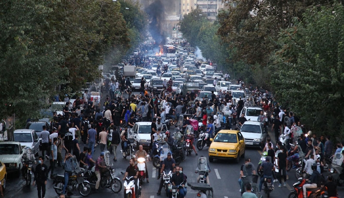 കൂട്ടക്കൊലയ്ക്കു പിന്നാലെ ഇറാനിൽ വീണ്ടും ജനരോഷം; ഖമെനെയ്‌ക്കെതിരെ മുദ്രാവാക്യങ്ങൾ, വിദ്യാർത്ഥികളും ഡോക്ടർമാരും പ്രതിഷേധത്തിൽ