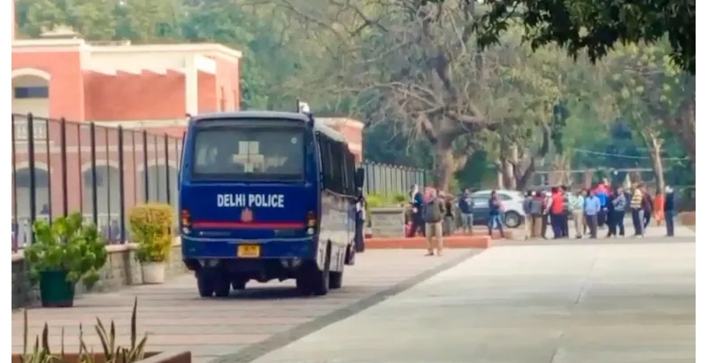 ഡൽഹിയിൽ 9 സ്‌കൂളുകൾക്ക് ബോംബ് ഭീഷണി: പരിശോധന ശക്തമാക്കി സുരക്ഷാ ഏജൻസികൾ