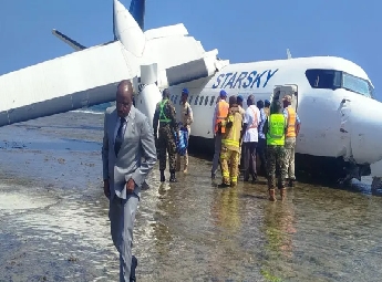 കടലോരത്ത് അടിയന്തര ലാൻഡിങ്; 55 പേരുടെ ജീവൻ രക്ഷിച്ച പൈലറ്റിന്റെ ധീരതയ്ക്ക് പ്രശംസ