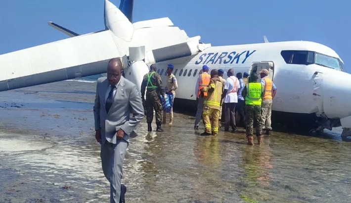 കടലോരത്ത് അടിയന്തര ലാൻഡിങ്; 55 പേരുടെ ജീവൻ രക്ഷിച്ച പൈലറ്റിന്റെ ധീരതയ്ക്ക് പ്രശംസ