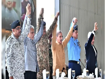 അമേരിക്ക പാക്കിസ്ഥാനെ  ടോയ് ലെറ്റ് പേപ്പർപോലെ ഉപയോഗിച്ചതിനുശേഷം വലിച്ചെറിഞ്ഞു; അഫ്ഗാൻ യുദ്ധങ്ങളിൽ പങ്കെടുത്തത് വലിയ പിഴവ്: ഖവാജ അസിഫിന്റെ തുറന്നുപറച്ചിൽ