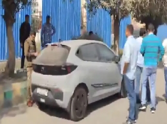 വാലന്റൈന്‍സ് ഡേ ദുരന്തം: നോയിഡയില്‍ കാറിനുള്ളില്‍ യുവതിയെ വെടിവെച്ച് കൊന്ന് യുവാവ് വെടിവെച്ചു മരിച്ചു