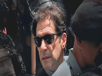 ഇംറാന്‍ ഖാന്റെ കാഴ്ചശക്തി മെച്ചപ്പെട്ടതായി മെഡിക്കല്‍ ബോര്‍ഡ് റിപ്പോര്‍ട്ട്; 85 ശതമാനം കാഴ്ച നഷ്ടമായെന്ന് അഭിഭാഷകന്റെ ആരോപണം