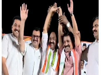 വി.എസിന്റെ മുൻ പി.എ എ സുരേഷ് കോൺഗ്രസ് വേദിയിൽ; മലമ്പുഴയിൽ മത്സരിക്കാനൊരുങ്ങുന്നു