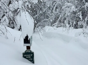 കാലിഫോർണിയ മലനിരയിൽ ഹിമപാതം; 10 സ്‌കീയർമാർ കാണാതായി, 6 പേർ കുടുങ്ങി