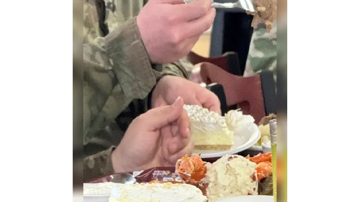 മാംസവും ഞണ്ടുമുള്പ്പെടെ യു എസ് സൈനികര്ക്ക് വിഭവ സമൃദ്ധ ഭക്ഷണം; ഇറാനുമായി ഉടന് യുദ്ധത്തിന് സാധ്യതയെന്ന് സാമൂഹ്യ മാധ്യമങ്ങള് മാംസവും ഞണ്ടുമുള്പ്പെടെ യു എസ് സൈനികര്ക്ക് വിഭവ സമൃദ്ധ ഭക്ഷണം; ഇറാനുമായി ഉടന് യുദ്ധത്തിന് സാധ്യതയെന്ന് സാമൂഹ്യ മാധ്യമങ്ങള്