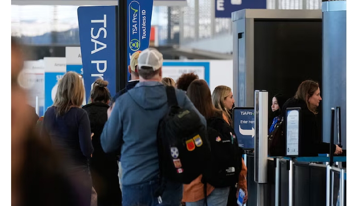 വിമാനത്താവളങ്ങളിലെ അതിവേഗ സുരക്ഷാ പരിശോധന നിർത്തിവെക്കാനുള്ള തീരുമാനം പിൻവലിച്ചു