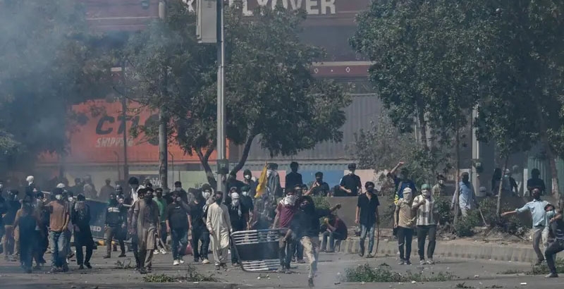 കറാച്ചി യുഎസ് കോൺസുലേറ്റിന് മുന്നിൽ സംഘർഷം; വെടിവെപ്പിൽ 10 പേർ കൊല്ലപ്പെട്ടു