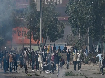 കറാച്ചി യുഎസ് കോൺസുലേറ്റിന് മുന്നിൽ സംഘർഷം; വെടിവെപ്പിൽ 10 പേർ കൊല്ലപ്പെട്ടു