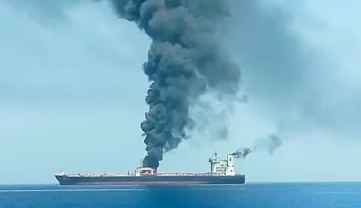 ശ്രീലങ്കന് തീരത്ത് ഇറാനിയന് കപ്പലിന് നേരെ മുങ്ങിക്കപ്പല് ആക്രമണം; 101 പേര് കാണാതായി ശ്രീലങ്കന് തീരത്ത് ഇറാനിയന് കപ്പലിന് നേരെ മുങ്ങിക്കപ്പല് ആക്രമണം; 101 പേര് കാണാതായി