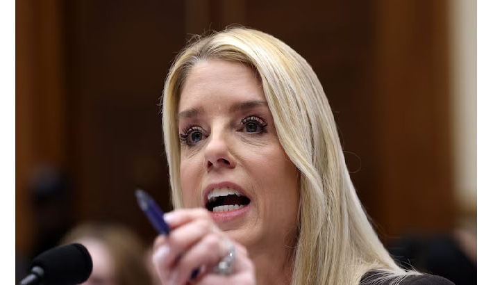 എപ്സ്റ്റീൻ കേസ്: പാം ബോണ്ടിയെ വിളിച്ചുവരുത്തി ചോദ്യം ചെയ്യാൻ തീരുമാനിച്ച് ഹൗസ് മേൽനോട്ട സമിതി എപ്സ്റ്റീൻ കേസ്: പാം ബോണ്ടിയെ വിളിച്ചുവരുത്തി ചോദ്യം ചെയ്യാൻ തീരുമാനിച്ച് ഹൗസ് മേൽനോട്ട സമിതി