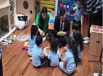 സൗജന്യ ശിശു പരിചരണ പദ്ധതി ഓർമ്മിപ്പിച്ച് ഹോളി ആഘോഷത്തിൽ കുഞ്ഞുങ്ങളോടൊപ്പം മേയർ സോഹ്രാൻ മംദാനി