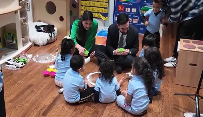 സൗജന്യ ശിശു പരിചരണ പദ്ധതി ഓർമ്മിപ്പിച്ച് ഹോളി ആഘോഷത്തിൽ കുഞ്ഞുങ്ങളോടൊപ്പം മേയർ സോഹ്രാൻ മംദാനി