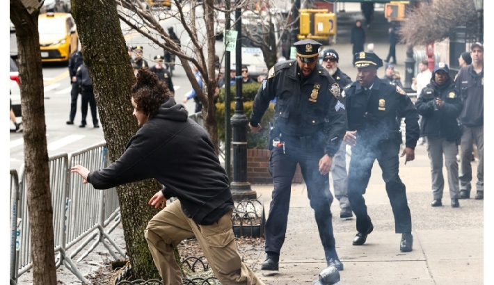 ന്യൂയോർക്കിൽ പ്രതിഷേധത്തിനിടെ തീപിടിപ്പിച്ച ഉപകരണം എറിഞ്ഞ സംഭവം; രണ്ടുപേർ പിടിയിൽ