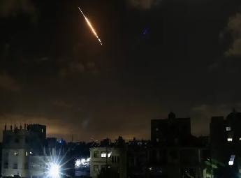 സൗദിയിൽ സൈനിക പ്രോജക്ടൈൽ പതിച്ചു; ഇന്ത്യക്കാരൻ ഉൾപ്പെടെ രണ്ടുപേർ മരിച്ചു