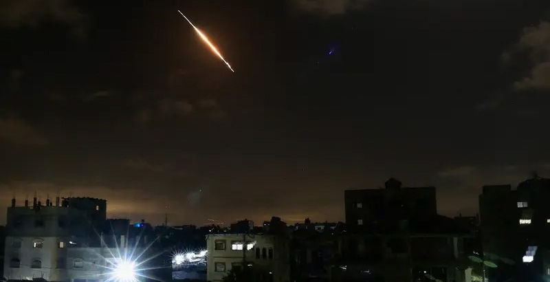 സൗദിയിൽ സൈനിക പ്രോജക്ടൈൽ പതിച്ചു; ഇന്ത്യക്കാരൻ ഉൾപ്പെടെ രണ്ടുപേർ മരിച്ചു