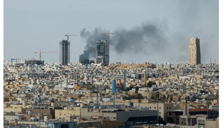 അൽഖർജിലെ മിസൈൽ ആക്രമണം: ഇന്ത്യൻ പൗരൻ മരിച്ചെന്ന വാർത്ത തിരുത്തി എംബസി; ഒരാൾക്ക് പരിക്ക് അൽഖർജിലെ മിസൈൽ ആക്രമണം: ഇന്ത്യൻ പൗരൻ മരിച്ചെന്ന വാർത്ത തിരുത്തി എംബസി; ഒരാൾക്ക് പരിക്ക്