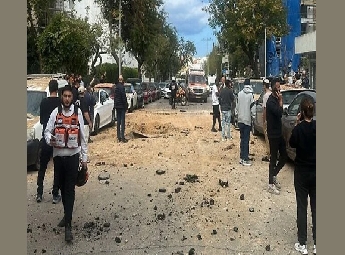 മധ്യ ഇസ്രയേലിൽ ഇറാന്റെ മിസൈൽ ആക്രമണം; ഒരാൾ മരിച്ചു, മൂന്നുപേർക്ക് ഗുരുതര പരിക്ക്